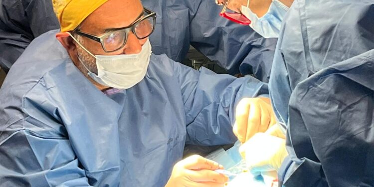 Il dottor d'Ecclesia al tavolo operatorio durante l'intervento di impianto cocleare
