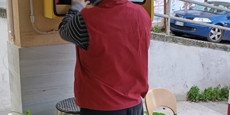 L'immagine mostra un operatore che controlla un defibrillatore installato nel pressi di un esercizio pubblico ad Avigliano