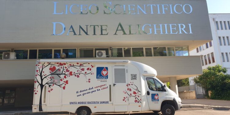L'immagine mostra l'autoemoteca della FIDAS davanti alla sede del Liceo scientifico Dante Alighieri di Matera