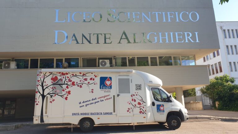 L'immagine mostra l'autoemoteca della FIDAS davanti alla sede del Liceo scientifico Dante Alighieri di Matera