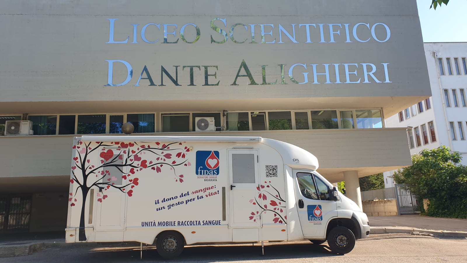 L'immagine mostra l'autoemoteca della FIDAS davanti alla sede del Liceo scientifico Dante Alighieri di Matera