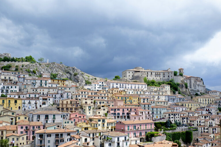 L'immagine mostra una panoramica del Comune di Muro Lucano