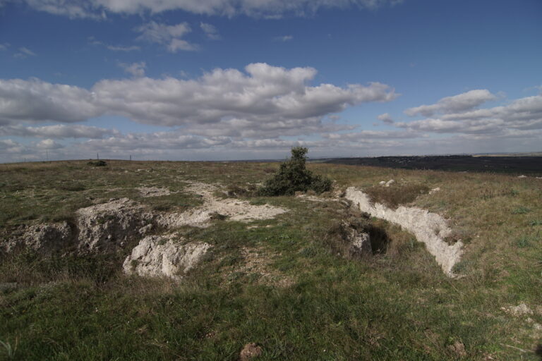 L'immagine mostra una tipica rappresentazione del paesaggio murgico