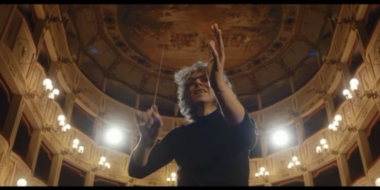 La foto mostra il Maestro Giovanni Allevi nel Teatro Stabile di Potenza