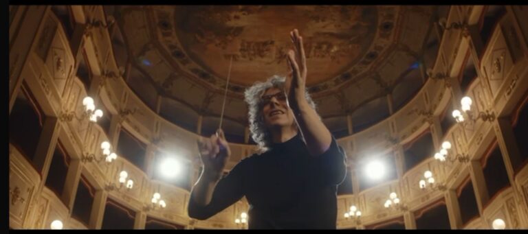 La foto mostra il Maestro Giovanni Allevi nel Teatro Stabile di Potenza